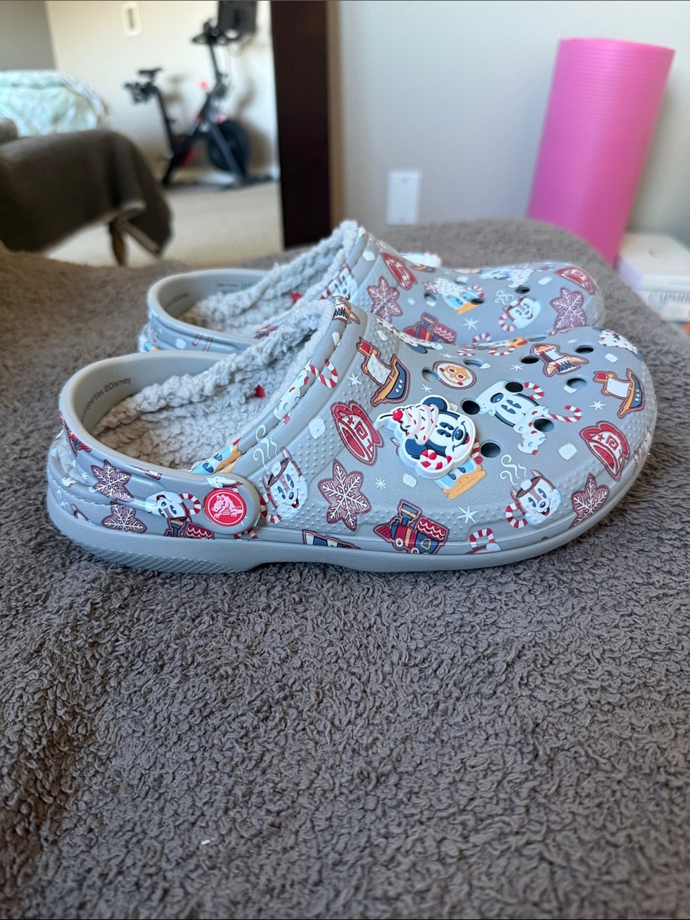 Crocs Disney Sherpa-Lined Clogs, Christmas-themed, women’s size 8 NEW - Picture 6 of 11